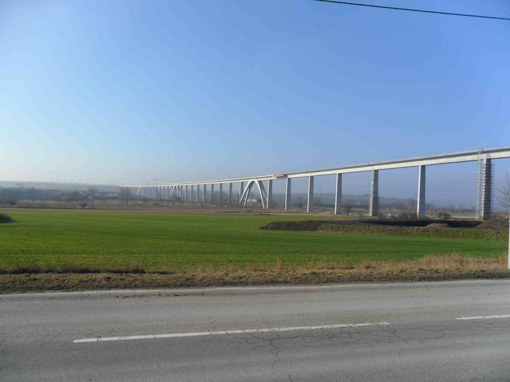 Die NBS Erfurt - Leipzig/Halle. Blick auf den schon fertigen Teil der Unstruttalbr�cke bei Wetzendorf; 26.01.2012