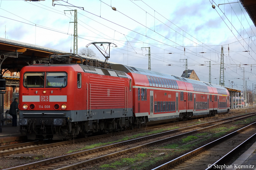 Die Neu Magdeburgerin 114 008 mit dem RE20 (RE 17708) von Halle(Saale) Hbf nach Uelzen in Stendal. 17.12.2011