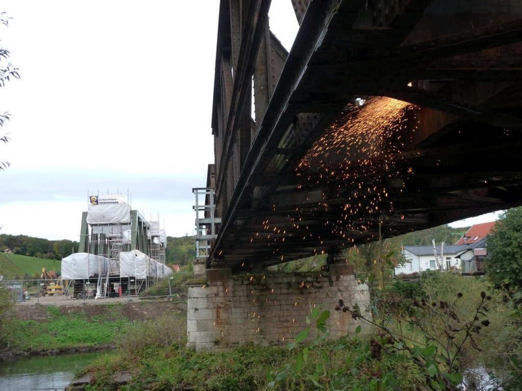 Die neue und alte Saalebr�cke in Ro�bach. W�hrend die eine auf ihren Einbau wartet, wird die alte zerlegt; 08.10.2011 (Foto: Klaus Pollm�cher)