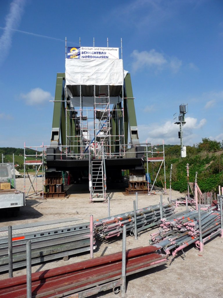 Die neue Saalebr�cke, schon vormontiert direkt neben der Unstrutbahn in Ro�bach; 23.09.2011 (Foto: Klaus Pollm�cher)