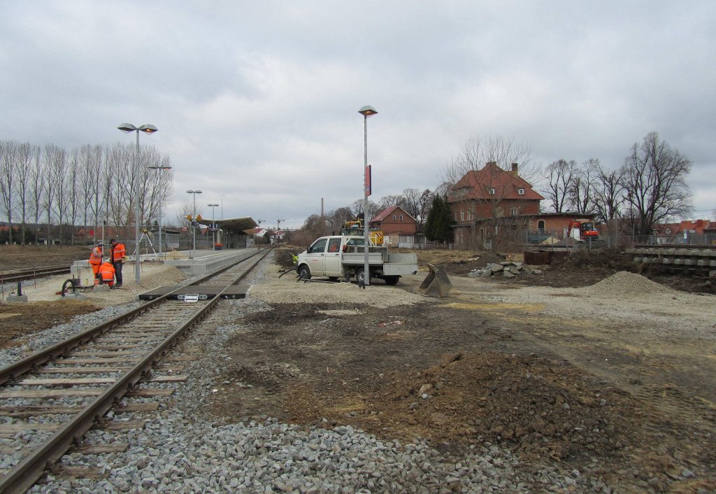 Die neue Schnittstelle zwischen Bahn und Bus im Bf Laucha entsteht im Bereich der fr�heren Rangiergleise und dem Bahnsteig. (Foto: Dieter Thomas)