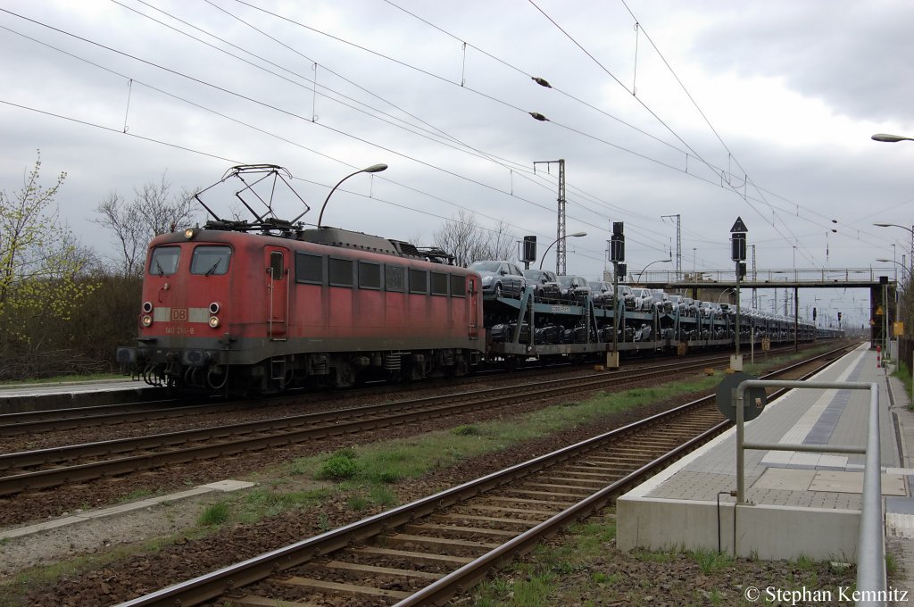 Die nicht mehr so gut aussehende 140 214-8 mit dem Opel Autozug in Priort in Richtung Marquardt unterwegs. 07.04.2011