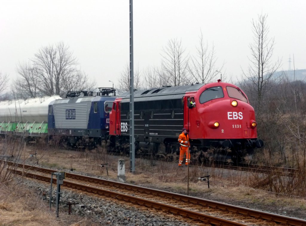 Die NOHAB MY 1131 (92 80 1227 003-1 D-EBS) der Erfurter Bahnservice GmbH mit der abgeb�gelten RBH 115 (91 80 6143 068-5 D-RBH) und dem Zementzug nach Č��kovice in Tschechien, im Bf Karsdorf. Der Wagenmeister der EBS GmbH hat die Bremsprobe durchgef�hrt und dem Lokf�hrer die Papiere �bergeben. Die Fahrt mit ca. 1.300 t am Haken kann beginnen; 18.02.2011 (Foto: Klaus Pollm�cher)