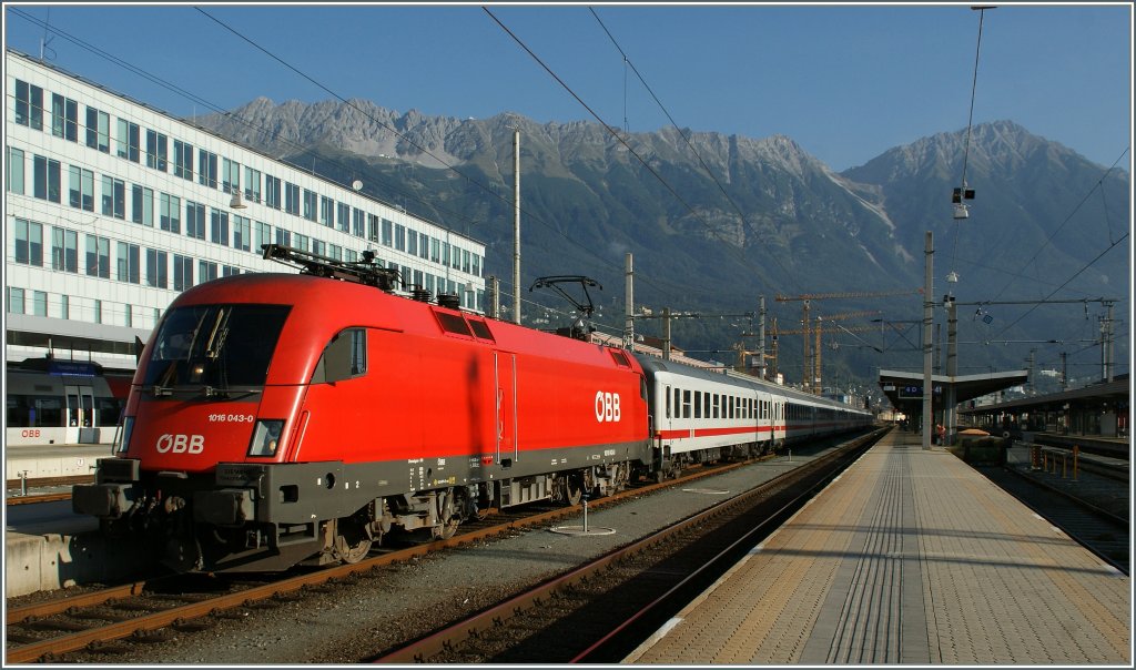 Die BB 1016 043-0 verlsst mit dem IC 118 von Salzburg nach Mnster Innsbruck Hbf.
16.09.2011