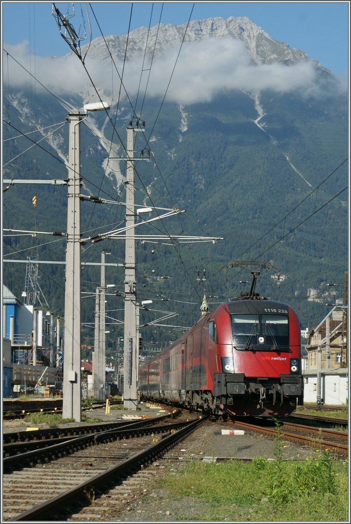 Die BB 1116 228 erreicht mit einem RJ nach Bregenz und Lindau Innsbruck Hbf.
15.09.2011