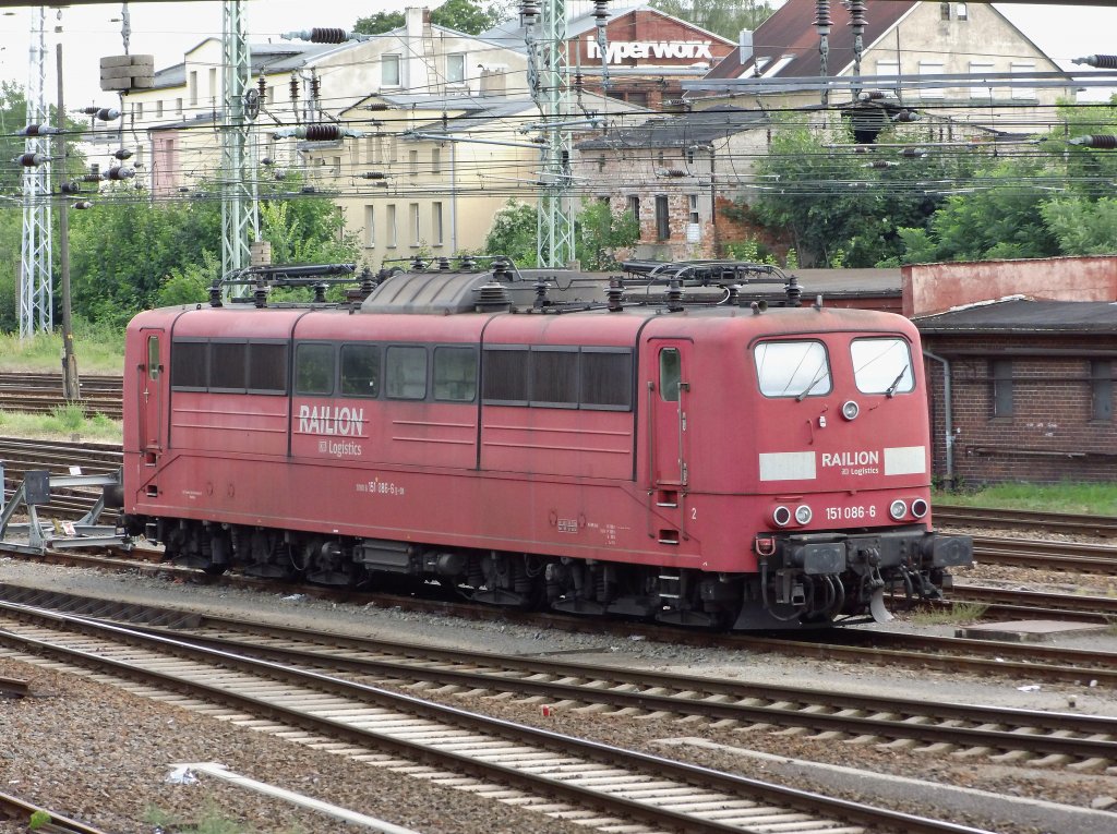 Die orientrote ohne Latz abgestellt in Cottbus Hbf, 30.07.2013.