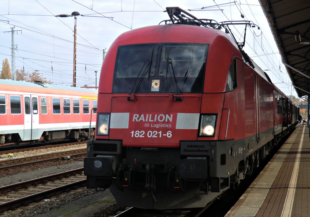 Die Raillion 182 021 im Cottbuser HBF mit dem Ziel Dresden HBF.
Sehr gut zu erkennen sind auch noch die  Reste  der ehemaligen DB Kekse!
Aufnahme: 29.10.2011