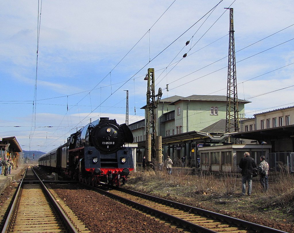 Die vom RAW Meiningen frisch aufgearbeitete DR 01 0509-8 der Pre�nitztalbahn strahlte beim Betriebshalt auf Gleis 3 in Naumburg Hbf in der warmen Fr�hlingssonne; 20.03.2010