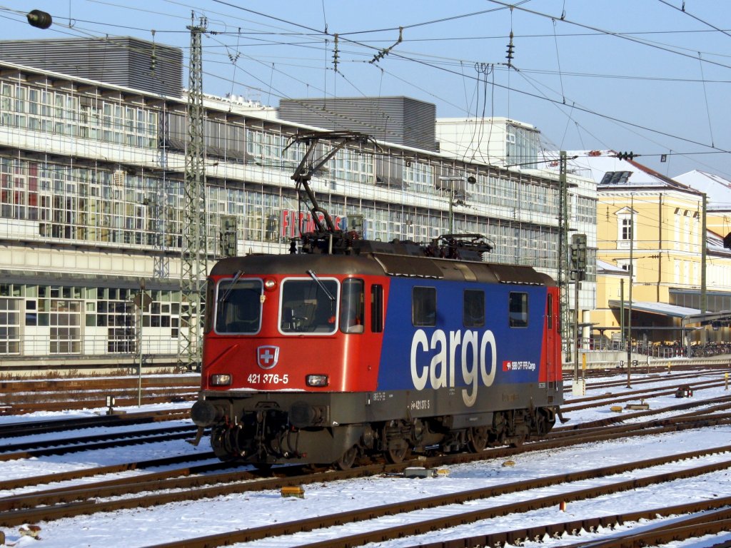 Die Re 421 376 am 09.01.2009 bei der Ausfahrt aus dem Regensburger Hbf. 
