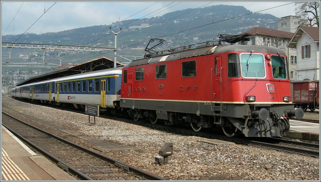 Die Re 4/4 II 11200 mit ihrem EW I und II Wagenpark ersetzt einen Flirt. Hier beim Halt in Vevey.
17. April 2012