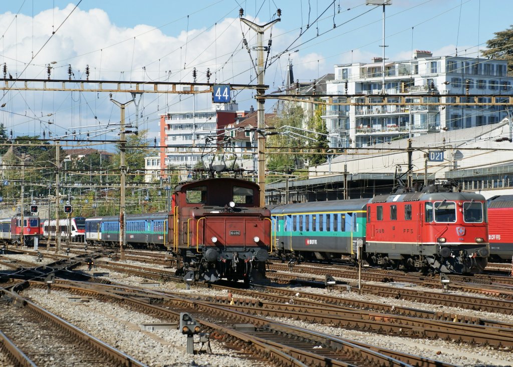 Die Re 4/4 II erreicht mit einem Dispzug Lausanne, whrend die Ee 3/3 das  Motiv verdeckt ...
1. Oktober 2010 