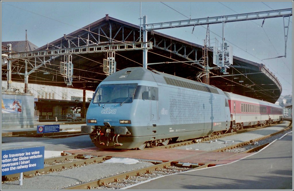 Die Re 460 016-9  Ciba  mit dem EC 106  Mont Blanc  Genve - Dortmund fhrt in Lausanne ab. (Februar 1996/Gescanntes Negativ)
