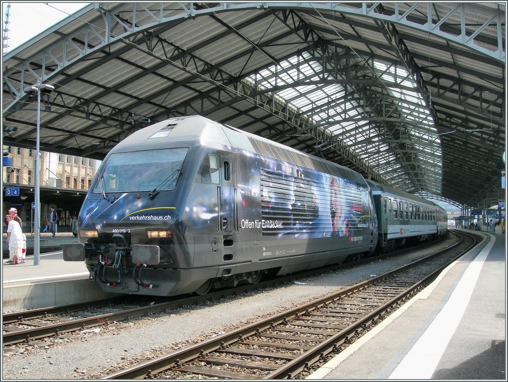 Die Re 460 019-3   Verkehrshaus Luzern -Werbelok in Lauanne. 
 10. Juni 2011