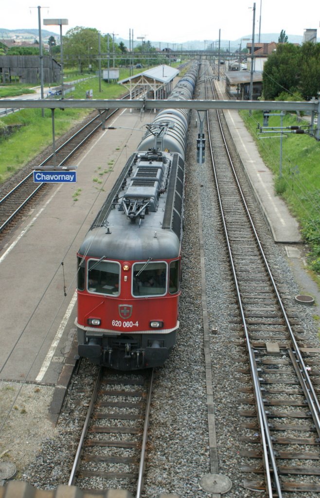 Die Re 620 060-4 aus einer etwas anderen Sicht in Chavornay am 26. Mai 2010.