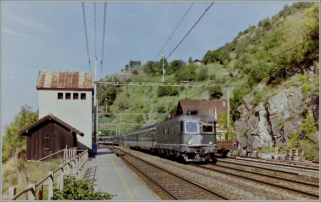 Die Re 6/6 war 1996 im Reisezugverkehr noch besonders auf Bergstrecken nichts auergewhnliches.
Ausserberg (BLS Sdrampe), im Sept. 1996/gescanntes Negativ
