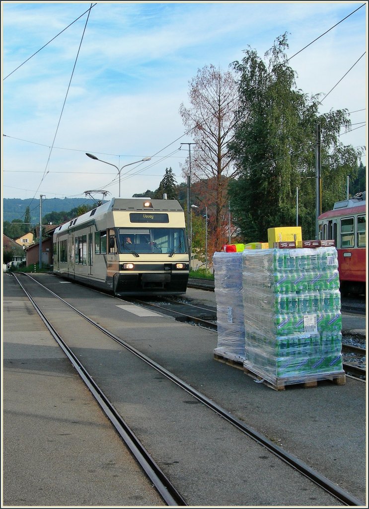 Die Reisenden nach Vevey haben im GTW Platz gefunden, die zwei Paletten Getrnke fr das Restaurant auf Les Pleiades warten auf den Gegenzug...
2. Sept 2010