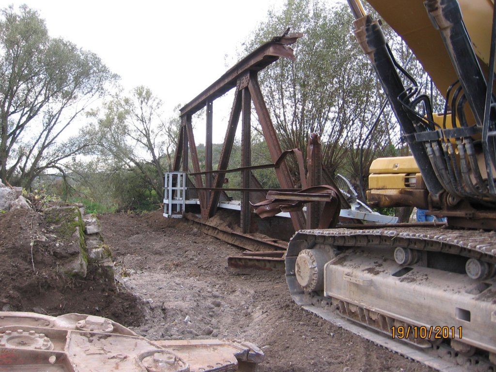 Die Reste der alten Saalebr�cke in Ro�bach; 19.10.2011 (Foto: Hans Grau)