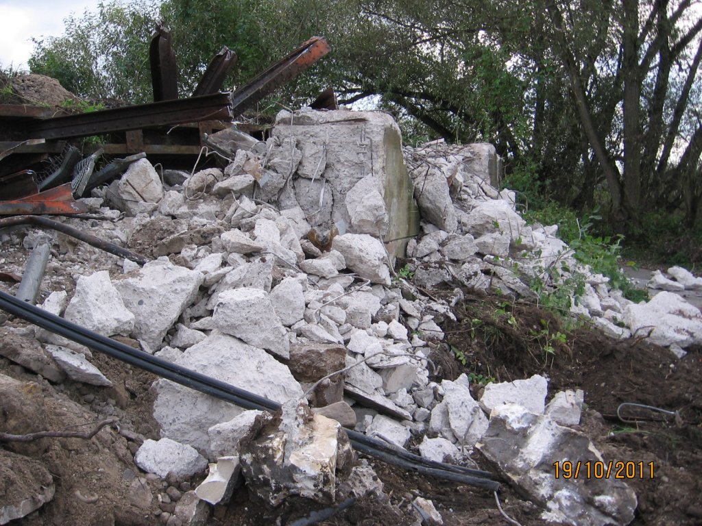 Die Reste der Br�ckenpfeiler von der alten Saalebr�cke in Ro�bach; 19.10.2011 (Foto: Hans Grau)