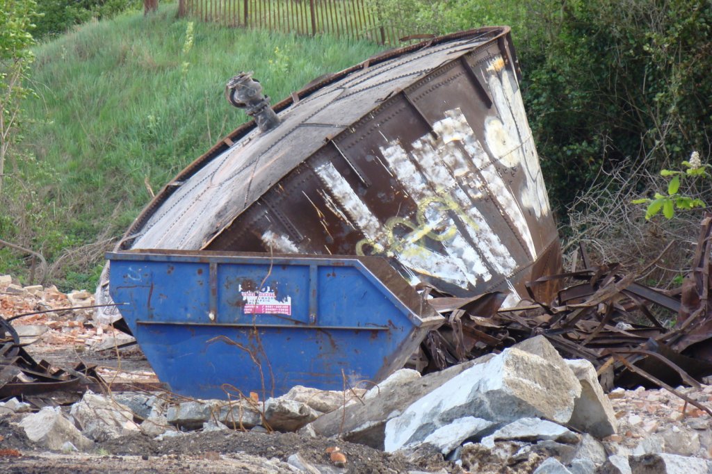 Die Reste des Wasserturms vom ehemaligen Bw Naumburg k�nnen jetzt ebenerdig besichtigt werden; 05.05.2010 (Foto: G�nther G�bel)
