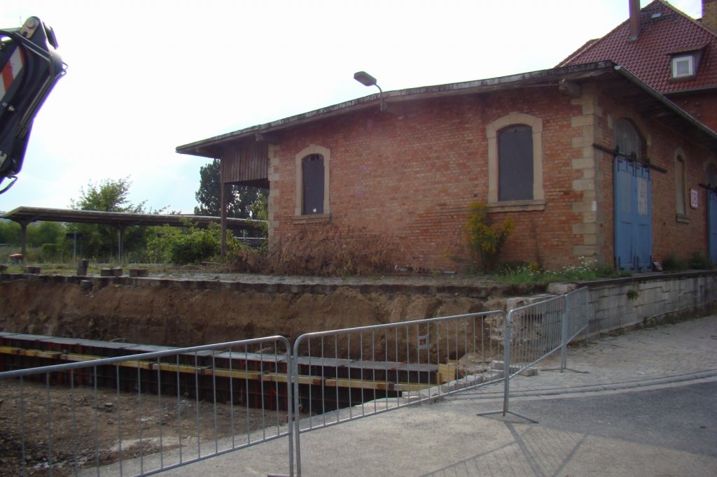 Die Reste der ehemaligen Laderampe in Laucha am 06.08.2013. Durch den Bau der neuen Bahn-Bus-Schnittstelle wurde sie abgerissen. Von der Rampe bleibt ein Restst�ck stehen, daf�r ist schon ein Fundament gegossen. (Foto: G�nther G�bel)