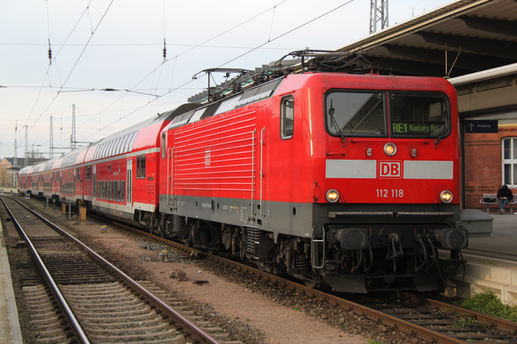 Die Rostocker Lady 112 118-5 mit RE 4312 von Rostock Hbf nach Hamburg Hbf kurz vor der Ausfahrt im Rostocker Hbf.03.11.2011