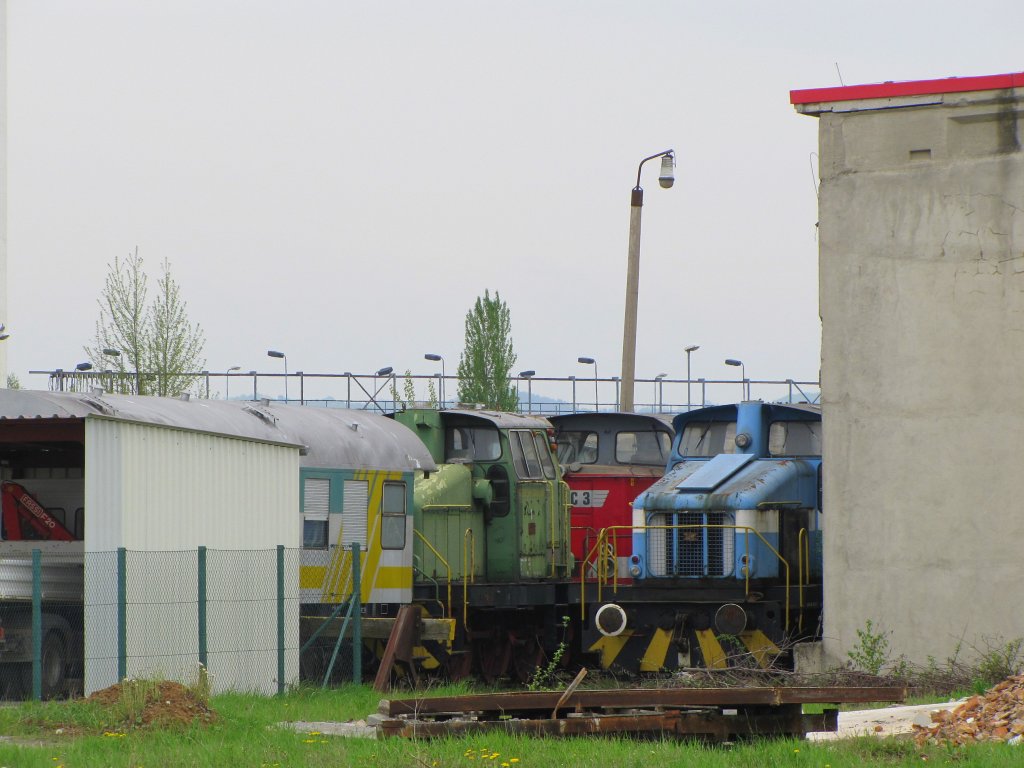 Die rote LOTRAC 3 stand am 01.05.2010 als vermutlich letzte V60 auf der Unstrutbahn bei Arco in Karsdorf. 