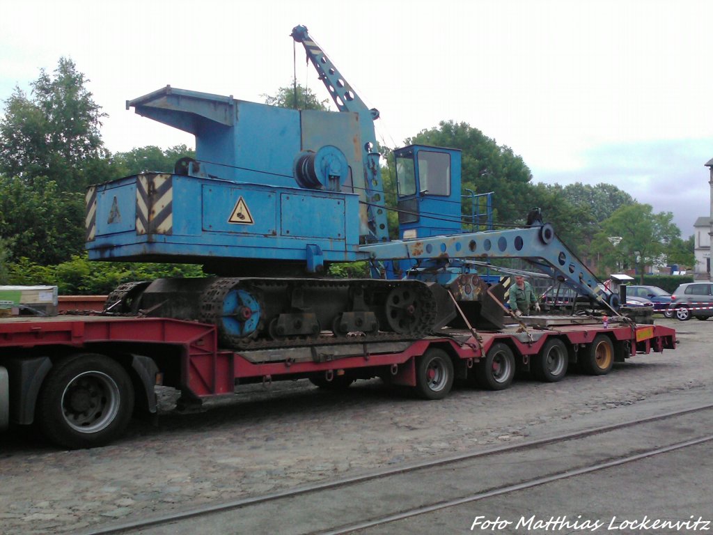 Die RBB hat wieder einen Kohlekran in Putbus bekommen, noch liegt der Aufm Tieflader vom MAN drauf in Putbus am 10.7.13