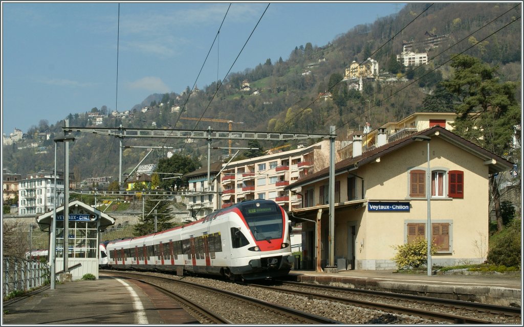 Die S1 nach Villeneuve macht einen Halt an der Station Veytaux de Chillon. 
29.03.2011