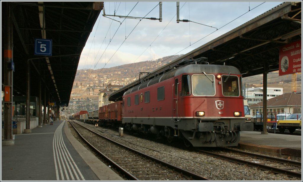 Die SBB Re 6/6 11677 wartet in Vevey eine berholung ab. 
10. Mrz 2011