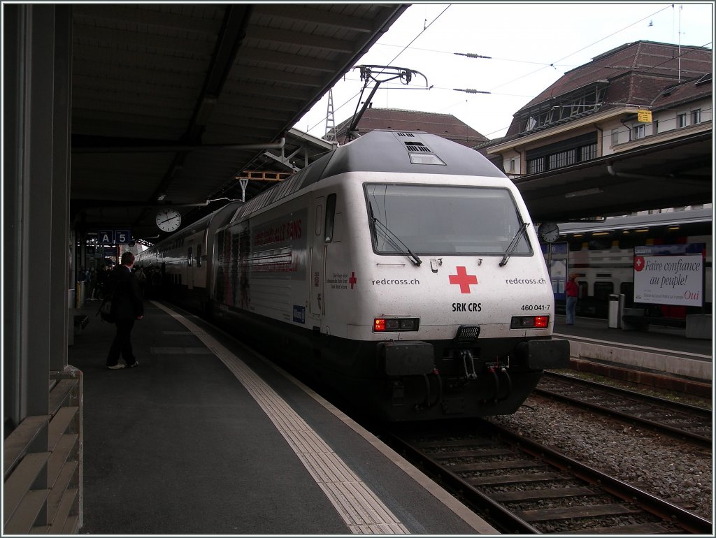 Die SBB  Rote Kreuz  Werbelok 460 041-7 in Lausanne.
4. Juni 2013