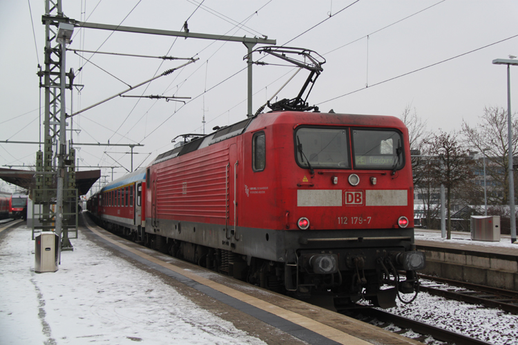 Die schmutzige 112 179-7 mit RE 21058 von Hamburg Hbf nach Flensburg kurz nach der Ankunft in Bahnhof Neumnster.28.01.2012