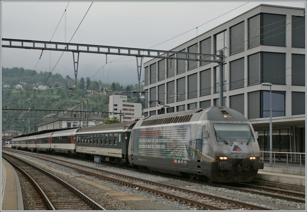 Die schne Alp-Transit- Re 460 107-6 konnte bei dem diesigen Wetter ihre Wirkun kaum entfalten.
Brig, den 4. Mai 2013