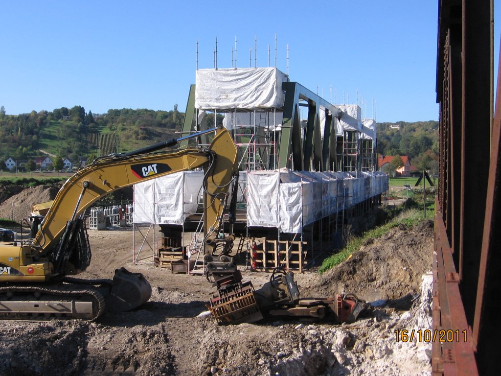 Die schon vormontierte neue Saalebr�cke in Ro�bach; 16.10.2011 (Foto: Hans Grau)