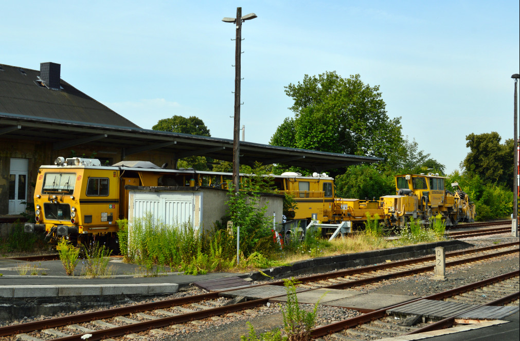Die Schotterplaniermaschine 520 18-7 + Zweischwellenstofmaschine 534 17-7 von 
Fa. Eiffage Rail Gmbh, abgestellt am 24.07.13 in Zeitz. Die freundlichen Mitarbeiter waren bei Wartungsarbeiten. Es sollte am gleichen Tag noch �ber Erfurt nach S�mmerda gehen.