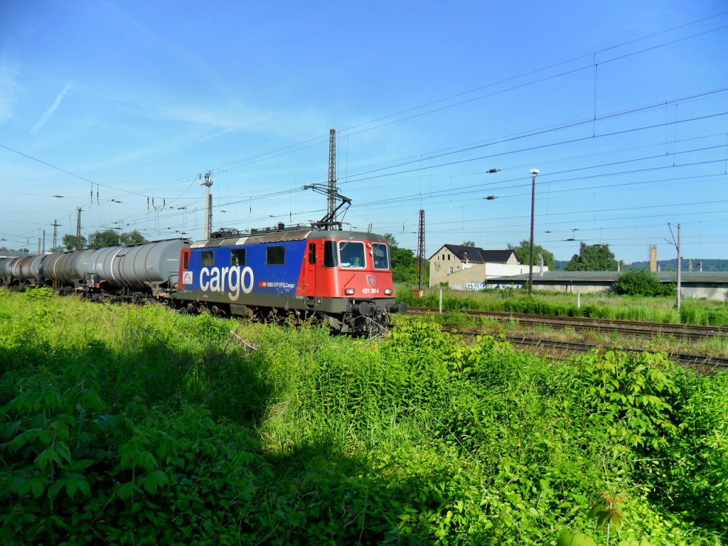 Die  Schweiz  in Naumburg Hbf. SBB Cargo 421 391-4 hatte am 15.06.2013 wenig M�he mit ihrem Kesselzug bei der Durchfahrt in Naumburg.