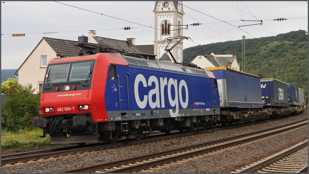 Die  schweizerische Nullnummer  im 16:9 Format... 482 000 mit einem KLV bei der Durchfahrt von Kamp Bornhofen in Richtung Sden am 30.08.11