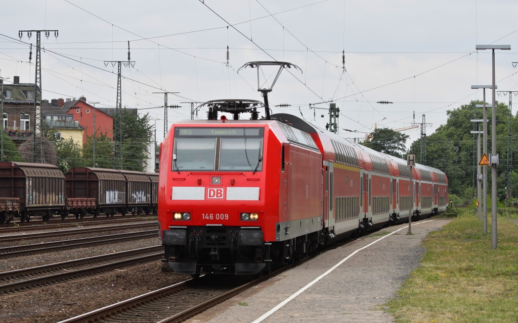 Die sehr saubere 146 009 mit dem RE 5 nach Emmerich am 16.07.11 in Kln West