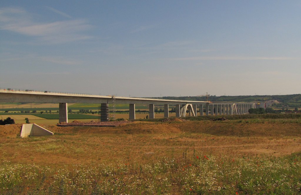 Die sich noch im Bau befindliche Unstruttalbr�cke bei Wetzendorf, f�r die zuk�nftige Neubaustrecke Erfurt - Leipzig/Halle; 09.07.2011