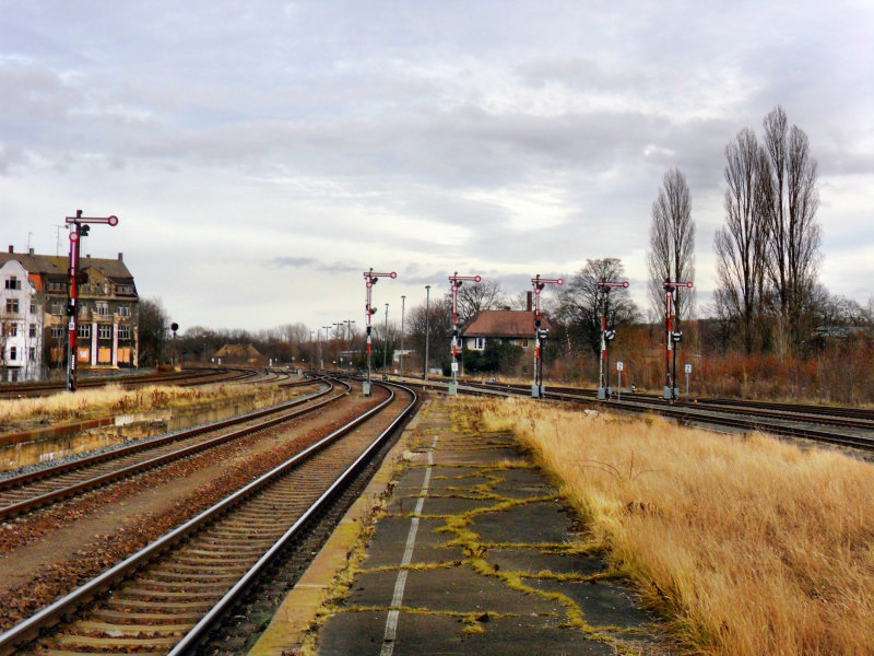Die Signalgruppe in Zeitz Pbf. Am 31.12.2012 standen noch die alten Fl�gelsignale. Die Ausfahrtsignale Richtung Leipzig der Gleise 3 bis 7 stehen auf gleicher H�he. F�r die Gleise 1 und 2 gibt es nur Ausfahrtsignale in die andere Richtung, also Richtung Osterfeld. Leider wurde der Verkehr auf der  Strecke Zeitz - Osterfeld zum 30.05.1999 eingestellt.