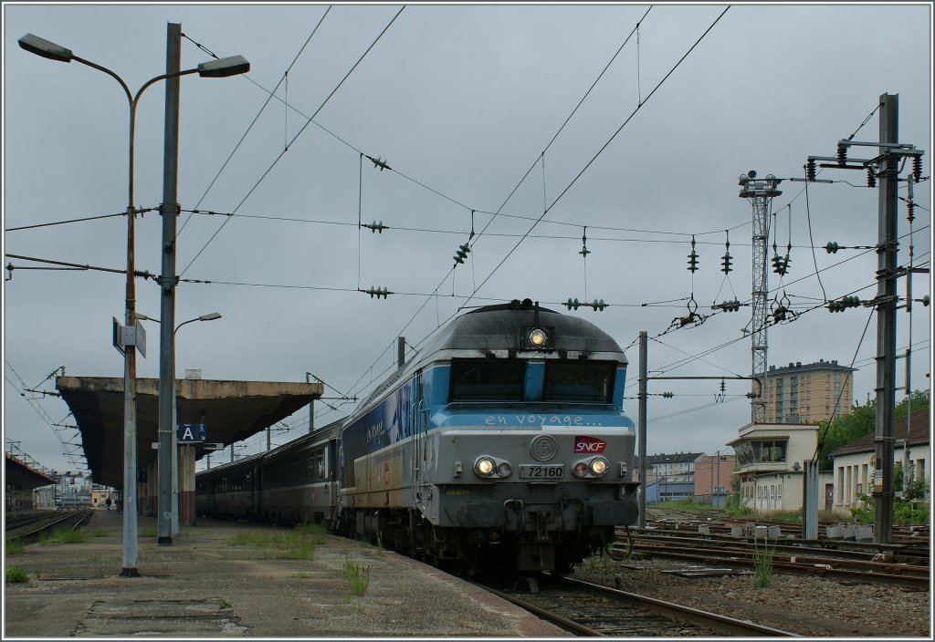 Die SNCF CC 72160 mit dem D 1840 nach Paris Est verlsst ihren Start-Bahnhof Belfort am 22. Mai 2012