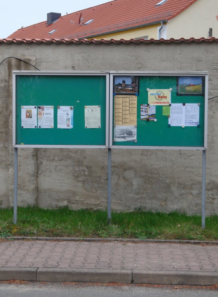 Die Stadt Laucha hat der IG Unstrutbahn e.V. mit sofortiger Wirkung einen Aushangkasten zur Verf�gung gestellt. Er befindet sich im Stadtfeld, einem Einkaufs- und Hauptwohngebiet von Laucha. Jetzt k�nnen wir mit unseren Anliegen gut an die �ffentlichkeit treten, sowie unsere Aktivit�ten, z.B. Fahrten, Bahnhofsfeste und Fahrpl�ne bekanntmachen; 04.04.2012 (Foto: G�nther G�bel)