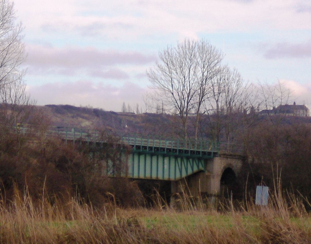 Die st�hlerne Unstrut-Bahn-Br�cke bei Kirchscheidungen. Im Hintergrund der Fliegerhorst Laucha/Dorndorf.  Das Geb�ude war zu DDR-Zeiten Kreiskrankenhaus. Die Br�cke wurde ca. 1993/94 neu saniert; Januar 2012