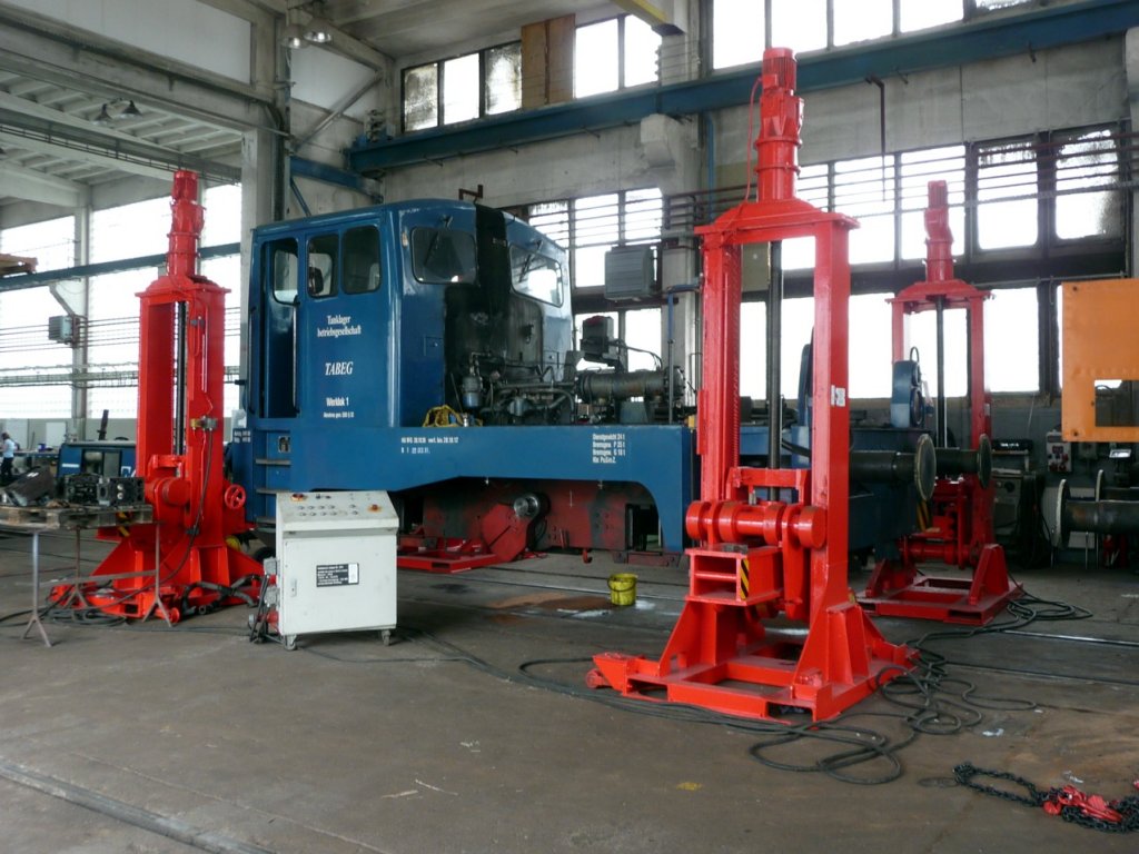 Die TABEG Werklok 1 (LKM 261445) am 19.06.2012 in der EBS Lokhalle in Karsdorf. (Foto: Klaus Pollm�cher)