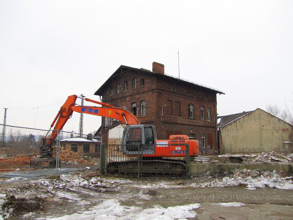 Die Tage des Bw Naumburg sind gez�hlt. Ein Bagger bei den Abrissarbeiten am 22.01.2010.