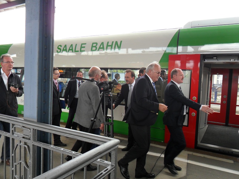 Die Taufpaten des VT 302 der Erfurter Bahn treffen am 11.07.2012 am Gleis 5 ein. Landrat Reiche und Sachsen-Anhalts Verkehrsminister Thomas Webel begr��em die Anwesenden. Ebenso anwesend ist Herr Hecht, der Gesch�ftsf�hrer der Erfurter Bahn.