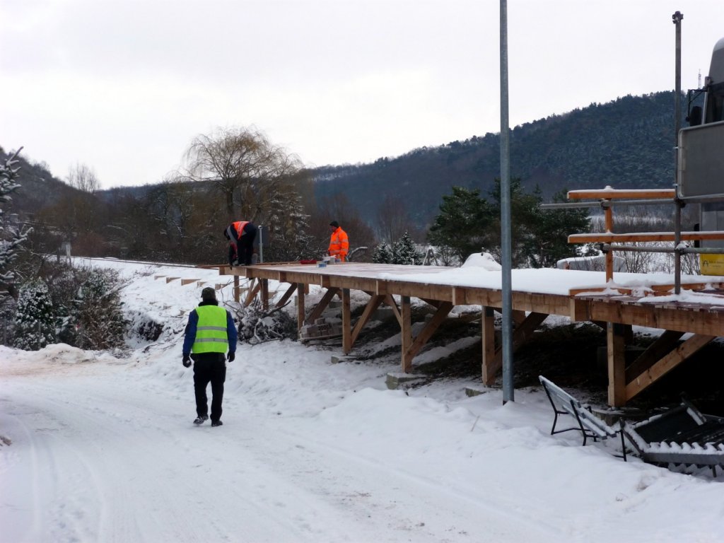 Die Tischlerei M�ller trift im Auftrag der DRE Vorbereitungen f�r einen betonierten und damit festeren Bahnsteig in Wangen. Leider hat die DRE nicht auf unser Angebot der Mithilfe reagiert; 14.12.2010 (Foto: Klaus Pollm�cher)