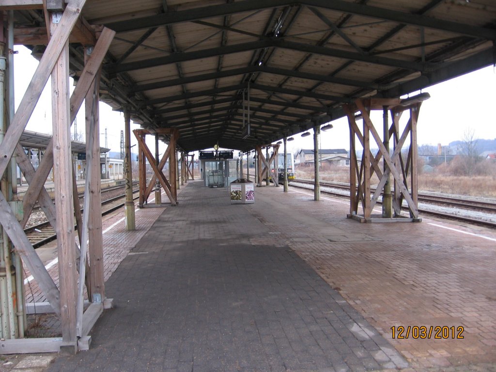 Die �berdachung der Bahnsteige 4 und 5 in Naumburg Hbf; 12.03.2012 (Foto: Hans Grau)