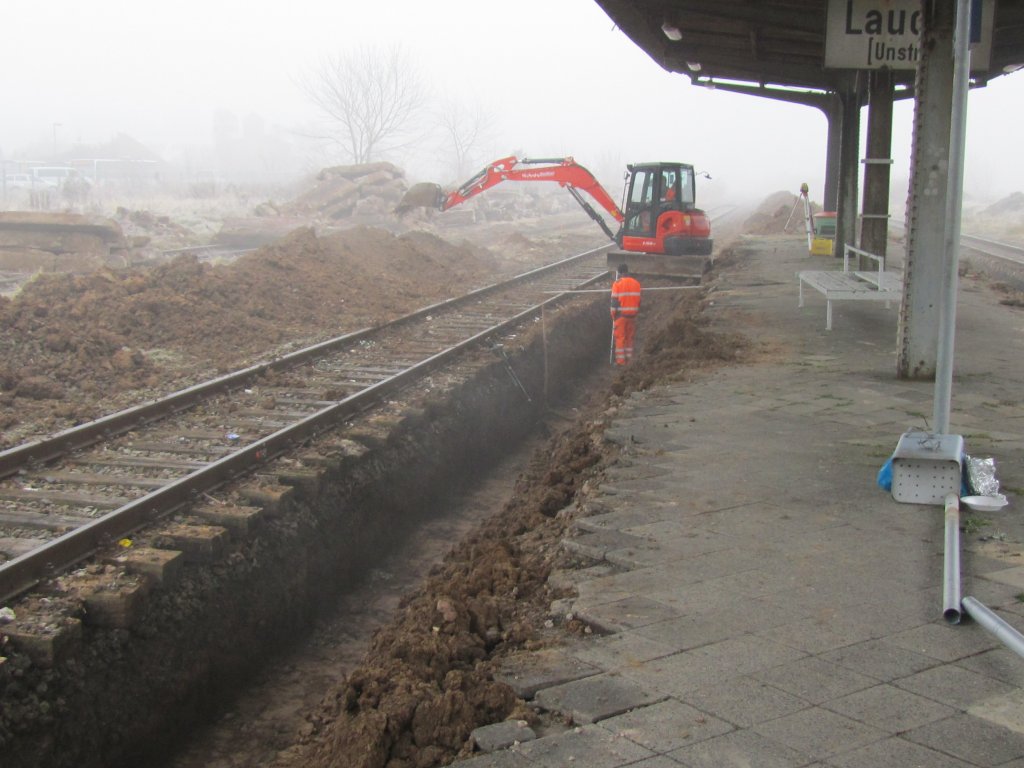 Die Umbau- und Sanierungsarbeiten haben auch im Bf Laucha begonnen. Hier wird gerade neben dem Gleis 6 das neue Fundament f�r den Bahnsteig vorbereitet; 15.11.2011 (Foto: Dieter Thomas)