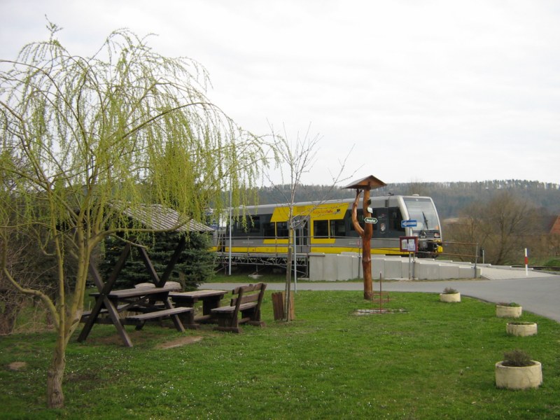 Die von uns errichtete Sitzgruppe am Hp Wangen (Arche Nebra); 05.04.2010 (Foto: Thomas Menzel)