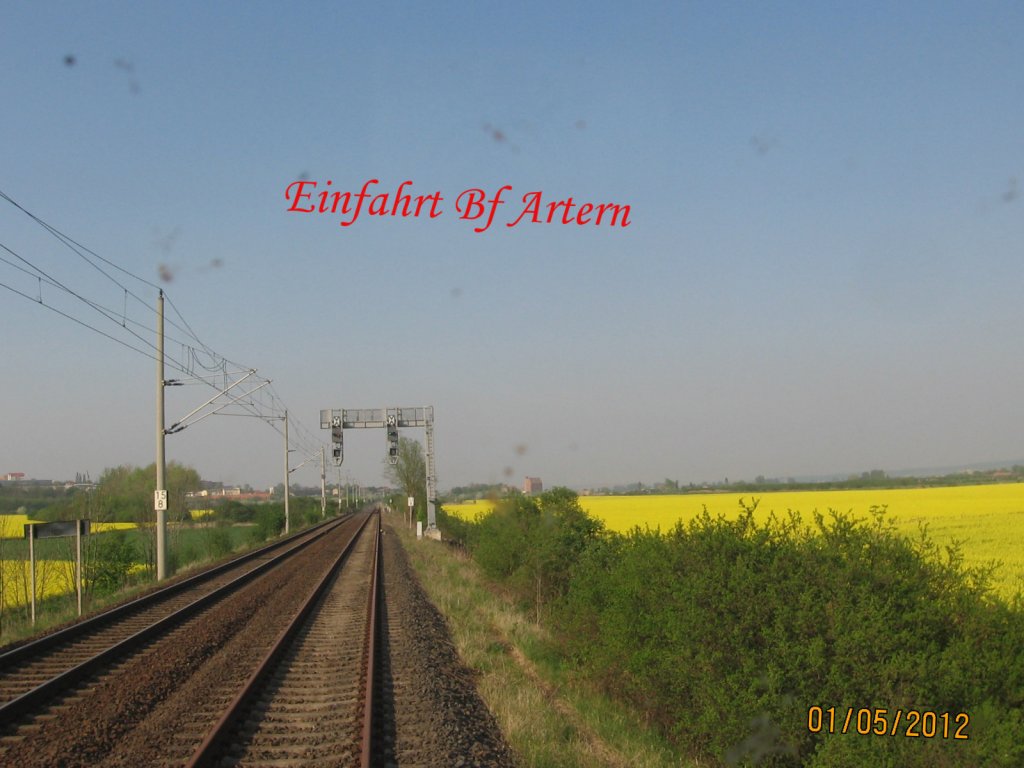 Die Unstrutbahn am 01.05.2012 zwischen Reinsdorf (b Artern) und Artern. Links das Gleis geh�rt zur KBS 590 (Erfurt - Sangerhausen). (Foto: Hans Grau)